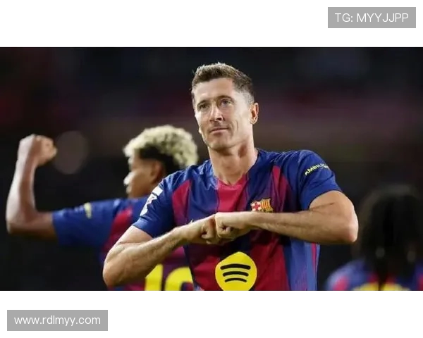 巴萨官方发布莱万佩戴面具复出照片展现坚韧精神