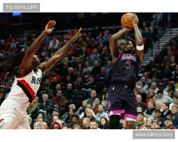 爱德华兹表现出色半场13投8中三分3中5贡献21分并抢断4次